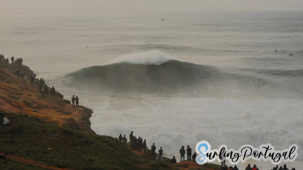 North beach of Nazaré with XXL waves