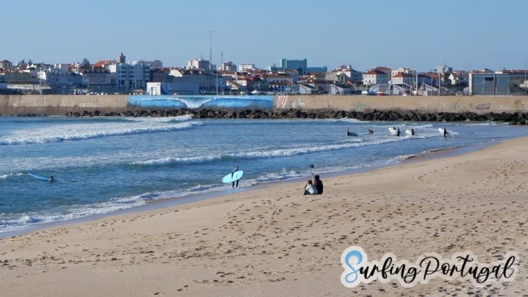 Surf spot of Molhe Leste, with a wave painted on the wall in the background