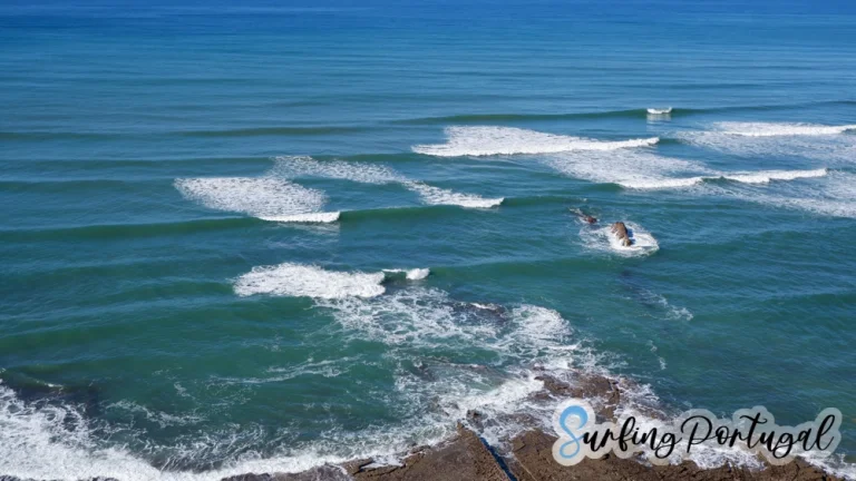 Details of the waves breaking on the right side of the reef at Foz de Lizandro